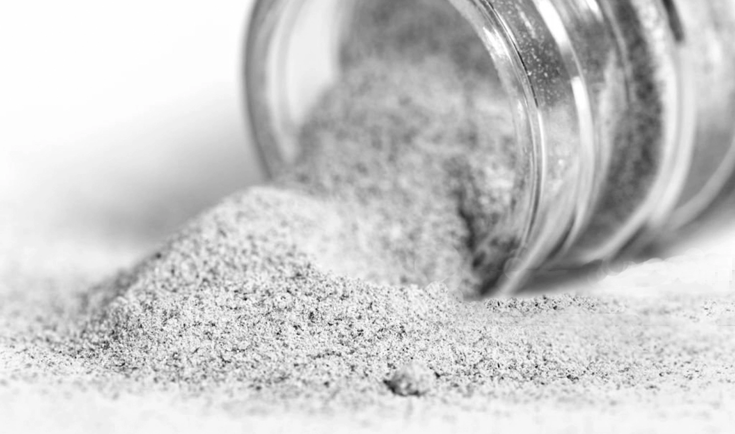 Poudre de plantes apaisantes renversée sur une table en bois clair